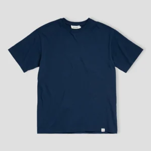 Lacivert bisiklet yaka kısa kollu t-shirt, açık gri zeminde düz sergilenmiş, etek ucunda küçük dokuma marka etiketi görünür